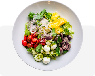 Salada Caprese Marietta: alface, rúcula, búfala, tomate cereja, azeitona, laranja, cebola roxa, manjericão, molho aceto balsâmico e azeite e pesto leve de manjericão.